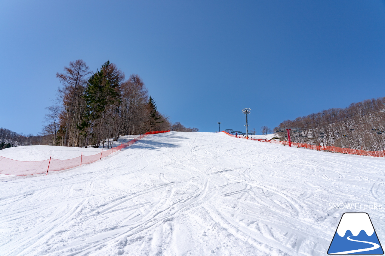 朝里川温泉スキー場｜豊富な残雪のおかげで、4月10日（日）まで営業延長中！日本海を眺めながら、のんびり春スキー＆スノーボードを楽しみましょう♪